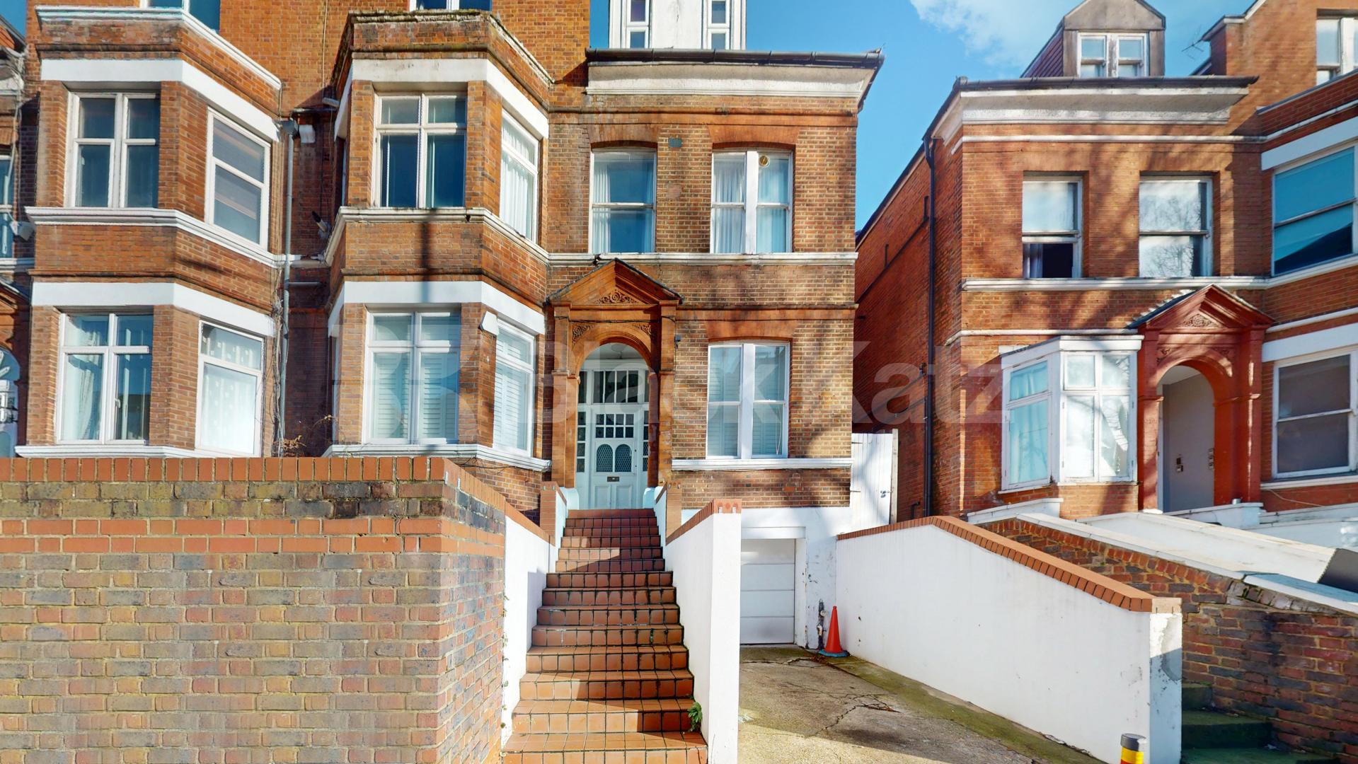 Lovely two bed set within a period house close to Tube & Shops Finchley Road, Finchley Road / Swiss Cottage
